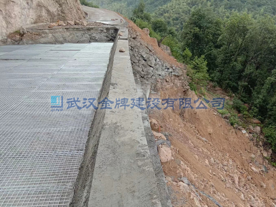 泡沫轻质土滑坡地段填筑